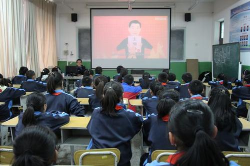 学生们在认真听司法所干警讲法治课