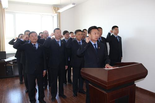 在领誓人李文飞局长的带领下，全体干警集体向宪法宣誓2